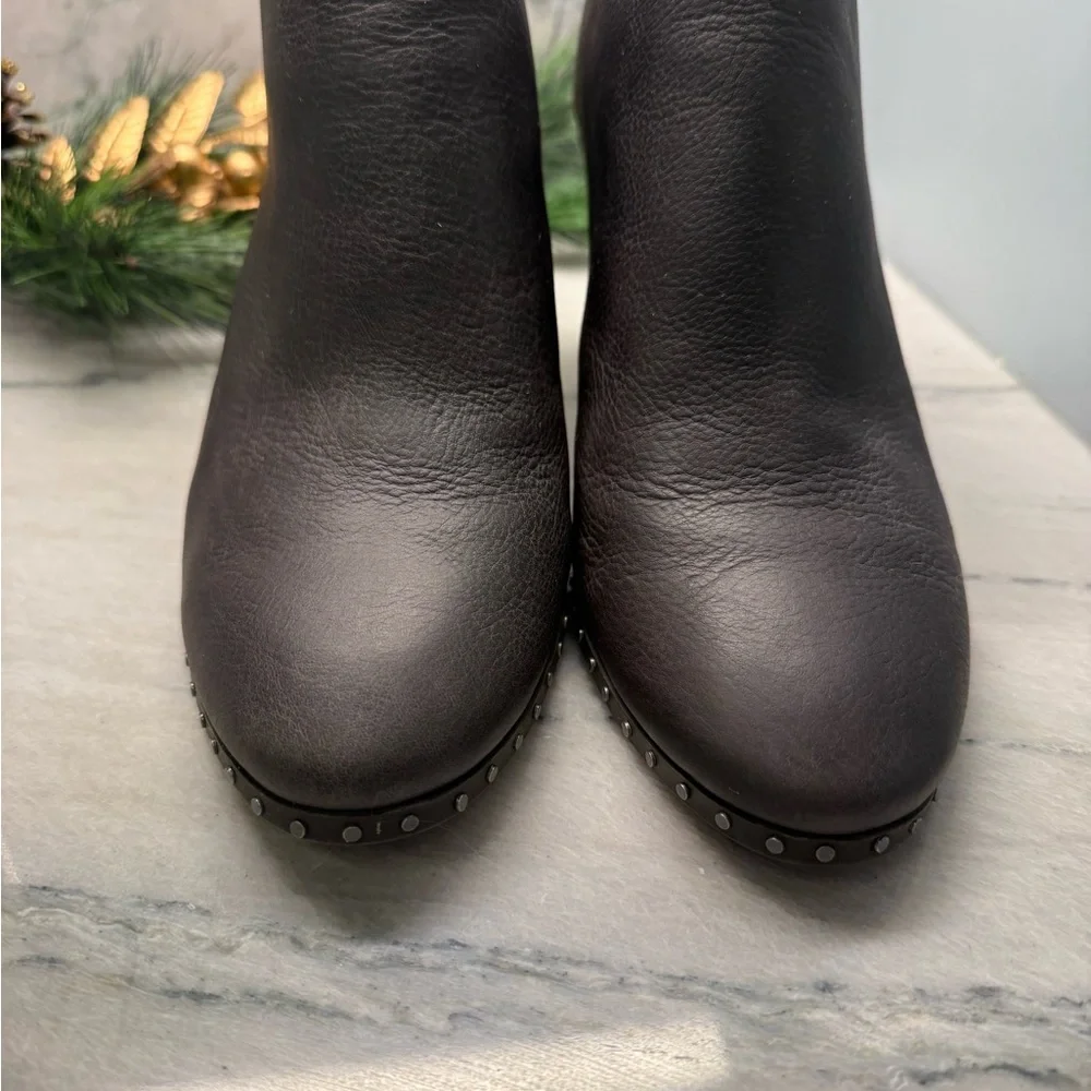 Lucky Brand Dark Gray graphite Leather Ankle Booties nail stud trim sz 7 slip on